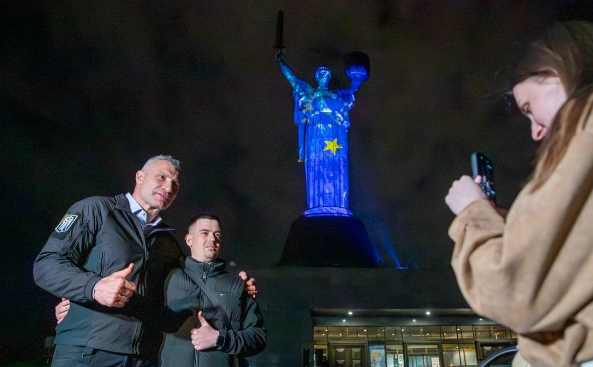 «Батьківщину-мати» у Києві підсвітили кольорами ЄС: як відзначили День Європи
