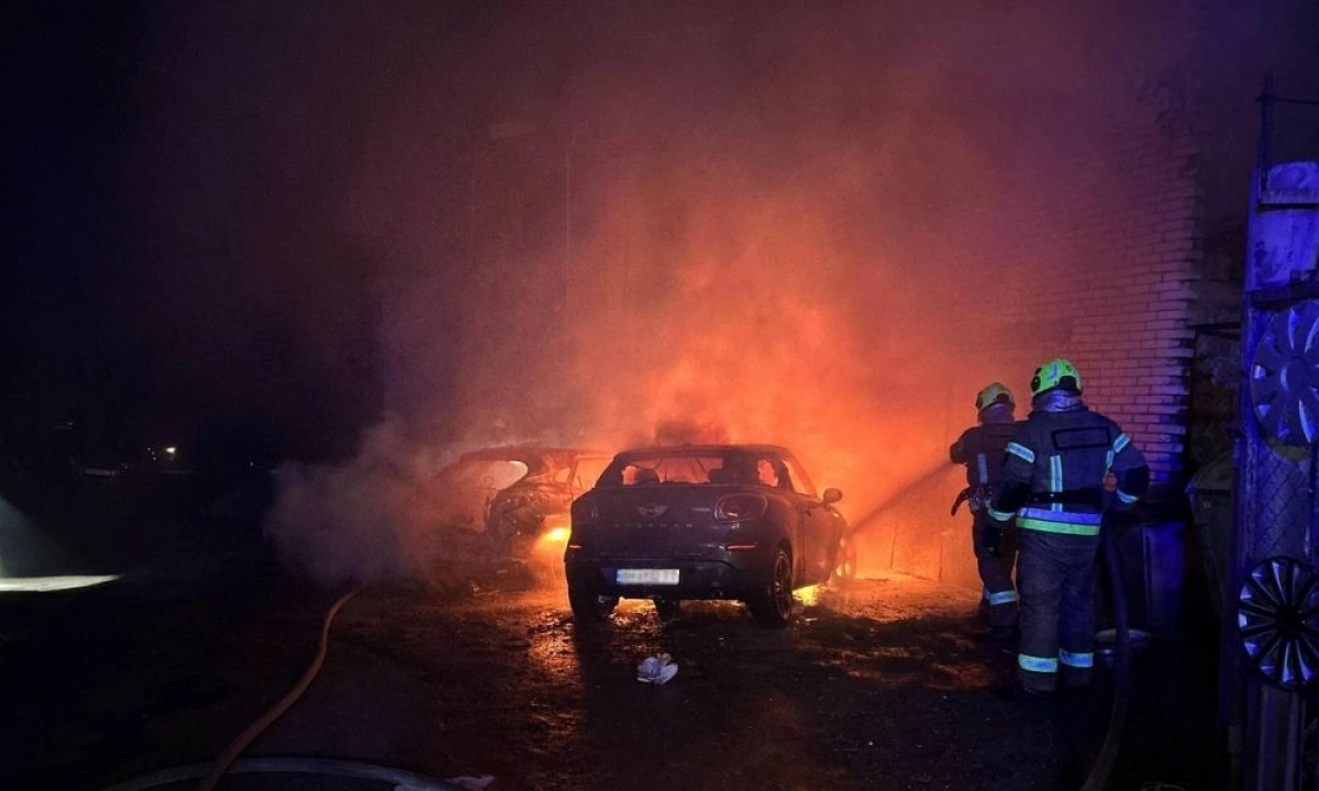 Нічна пожежа в Києві: у Шевченківському районі згорів Lexus і пошкодило інші авто