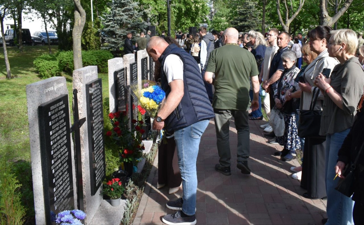 У Києві відкрили Алею пам’яті Героїв: на Оболоні з’явився новий меморіальний простір
