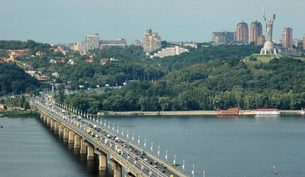 На мосту Патона частково обмежать рух: у Києві стартують термінові ремонтні роботи