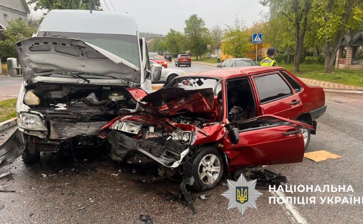 ВАЗ-21099 вилетів на зустрічну смугу на Обухівщині: двоє людей у лікарні