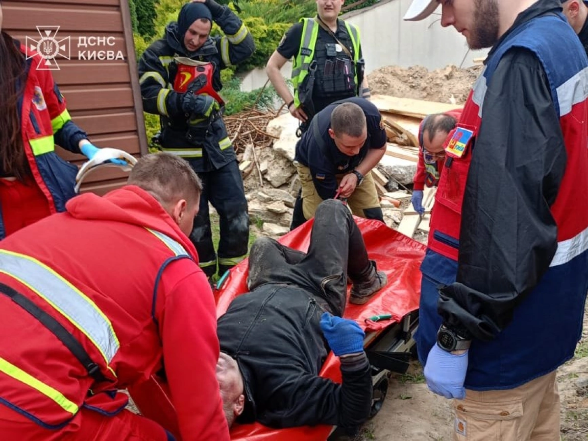 У Голосіївському районі Києва чоловіка врятували з двометрового котловану