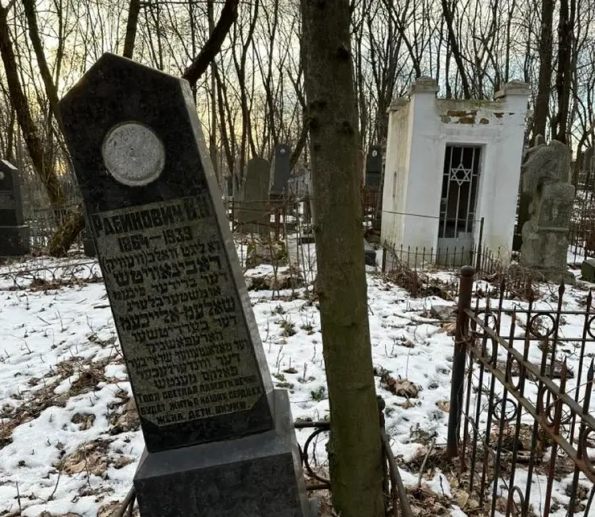 На Куренівському кладовищі в Києві занепадає поховання родича Шолом-Алейхема