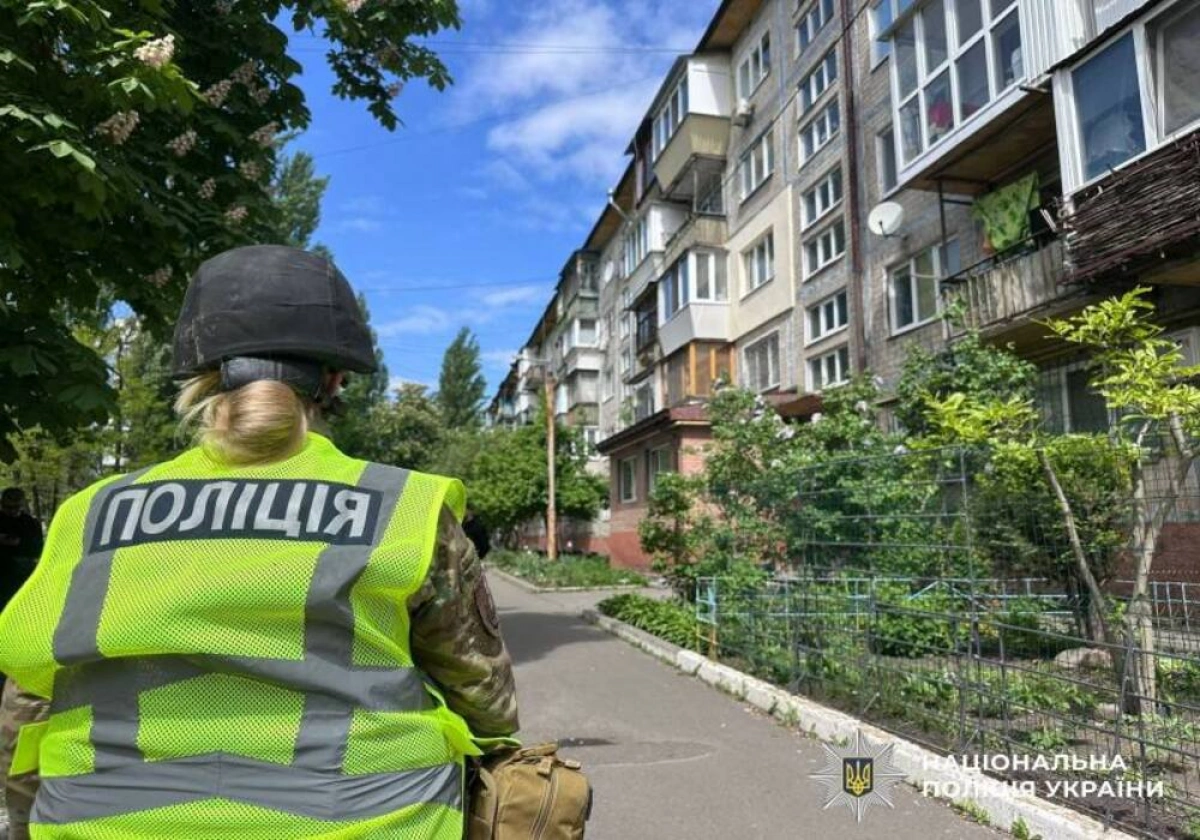 У Києві чоловік забарикадувався в квартирі та погрожував вибухом газу й гранати: його затримали