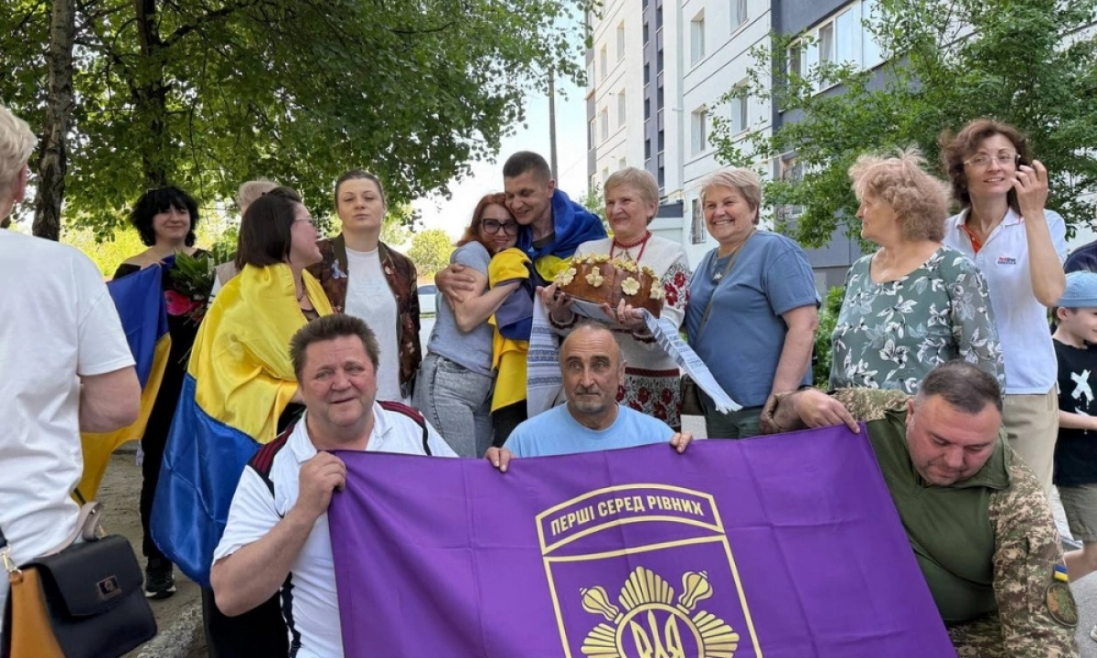 Після майже трьох років полону: до Бучі повернувся захисник Олег Дейнека