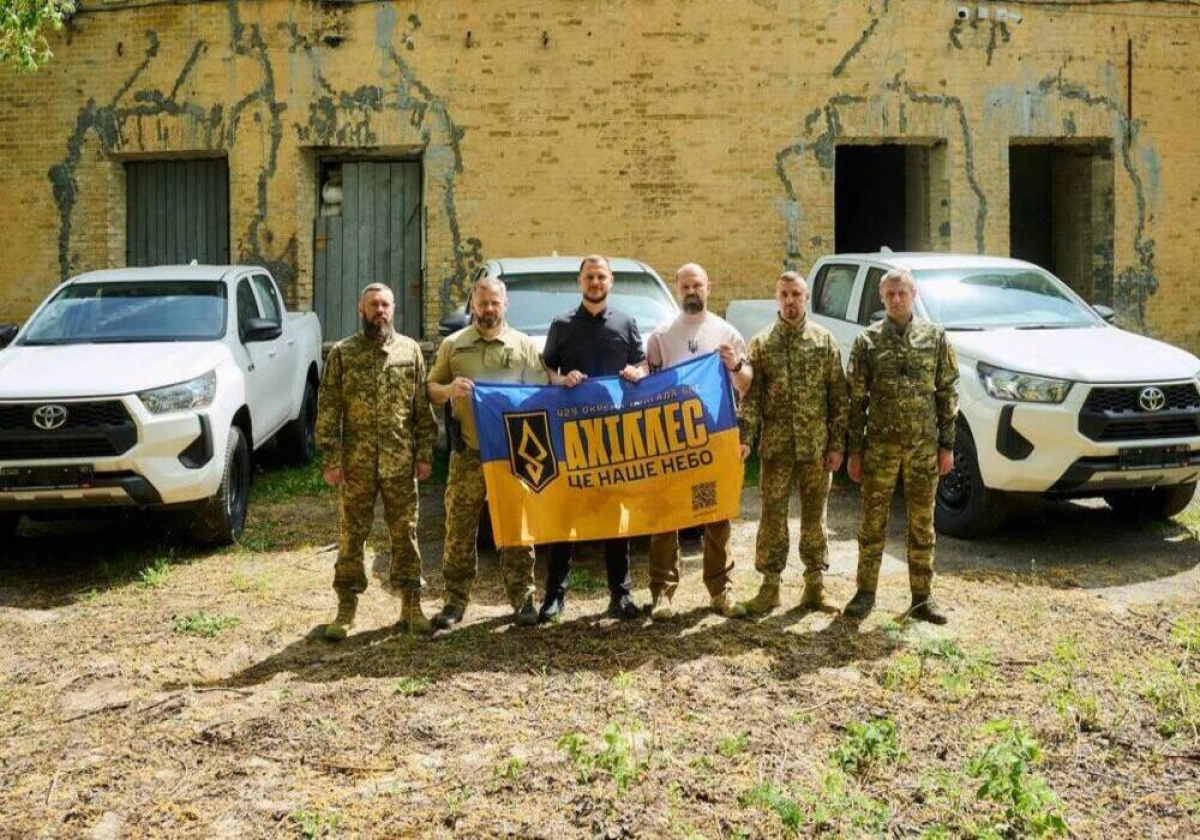 Київщина передала пікапи бригаді «Ахіллес»: як посилюють українських захисників на фронті