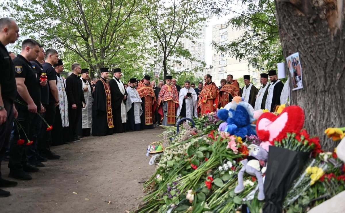 Біля «Дерева пам’яті» у Дарницькому районі вшанували 24 загиблих від російської ракети киян