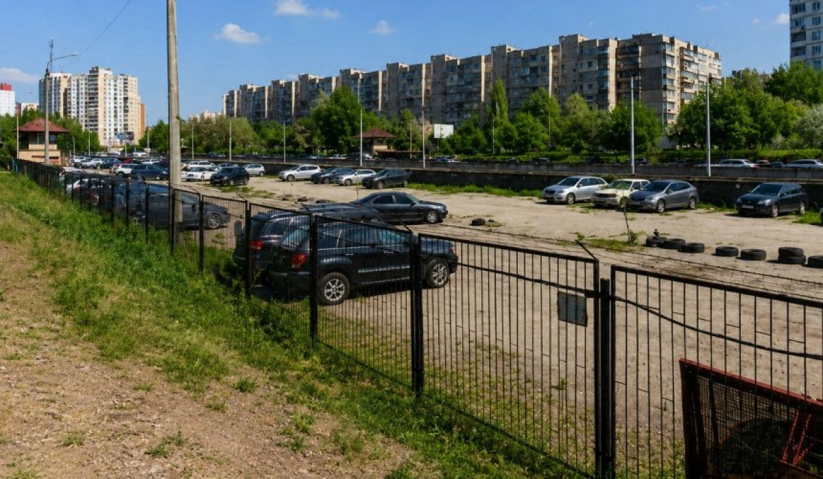 На Троєщині знесуть незаконну автостоянку і повернуть комунальну землю громаді Києва