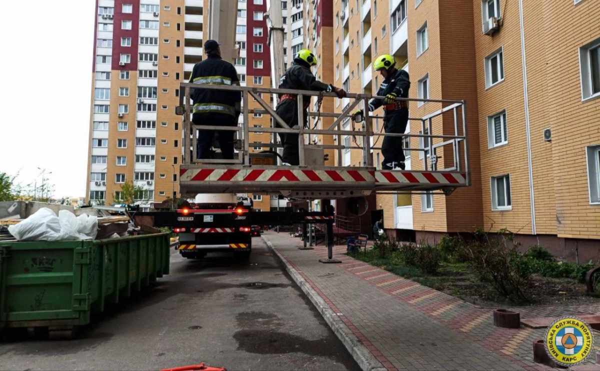 У трьох районах Києва рятувальники прибрали небезпечні аварійні конструкції
