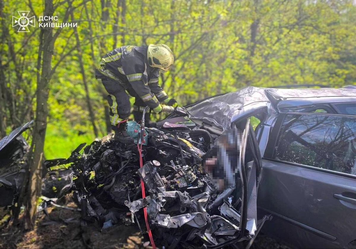 На Київщині в аварії між легковиком і вантажівкою загинули двоє людей