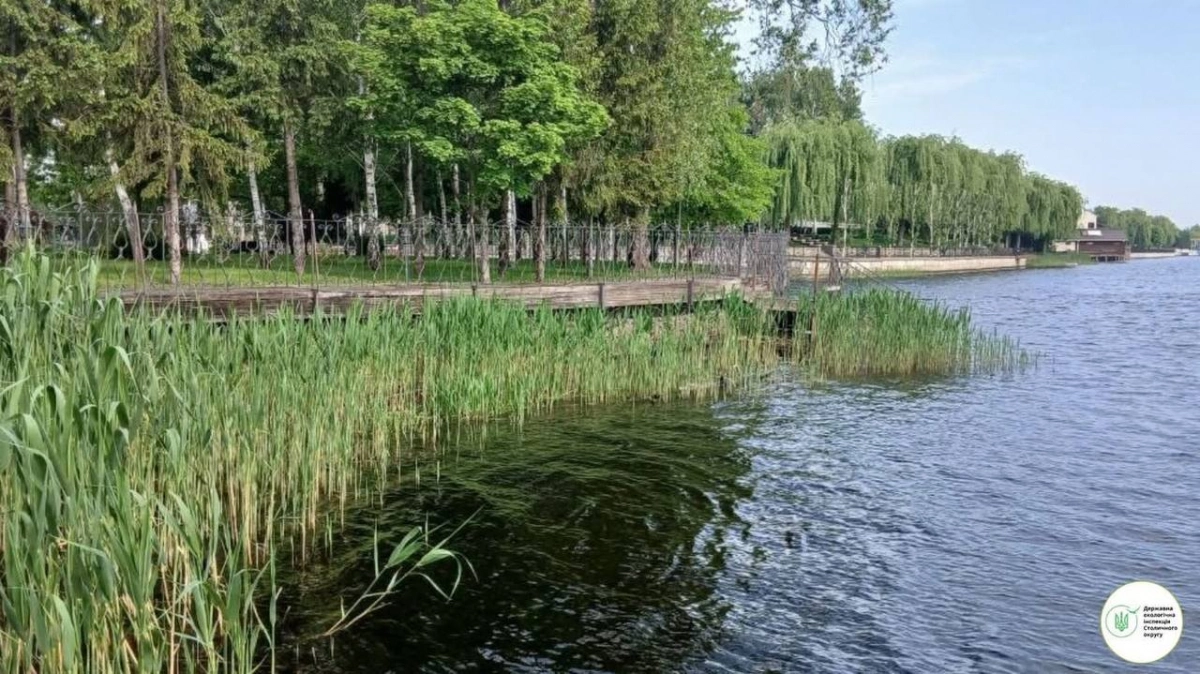 Паркани замість пляжів на Дніпрі: у Козині зафіксували масове захоплення берегової лінії