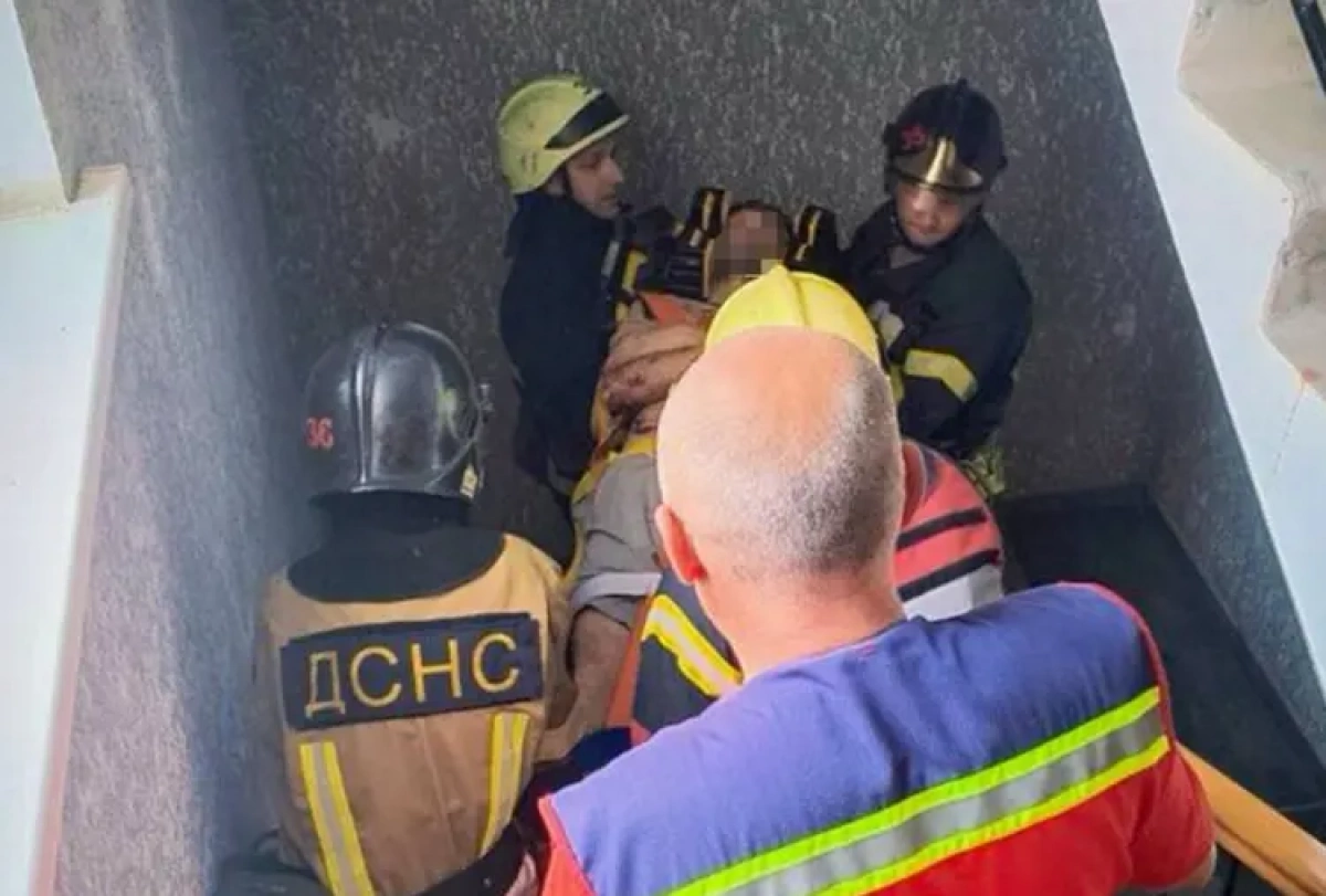 В Ірпені чоловік упав з 8-го поверху на дах магазину: постраждалого госпіталізували