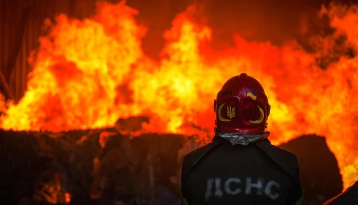 На Лук’янівці у Києві спалахнула масштабна пожежа після атаки РФ
