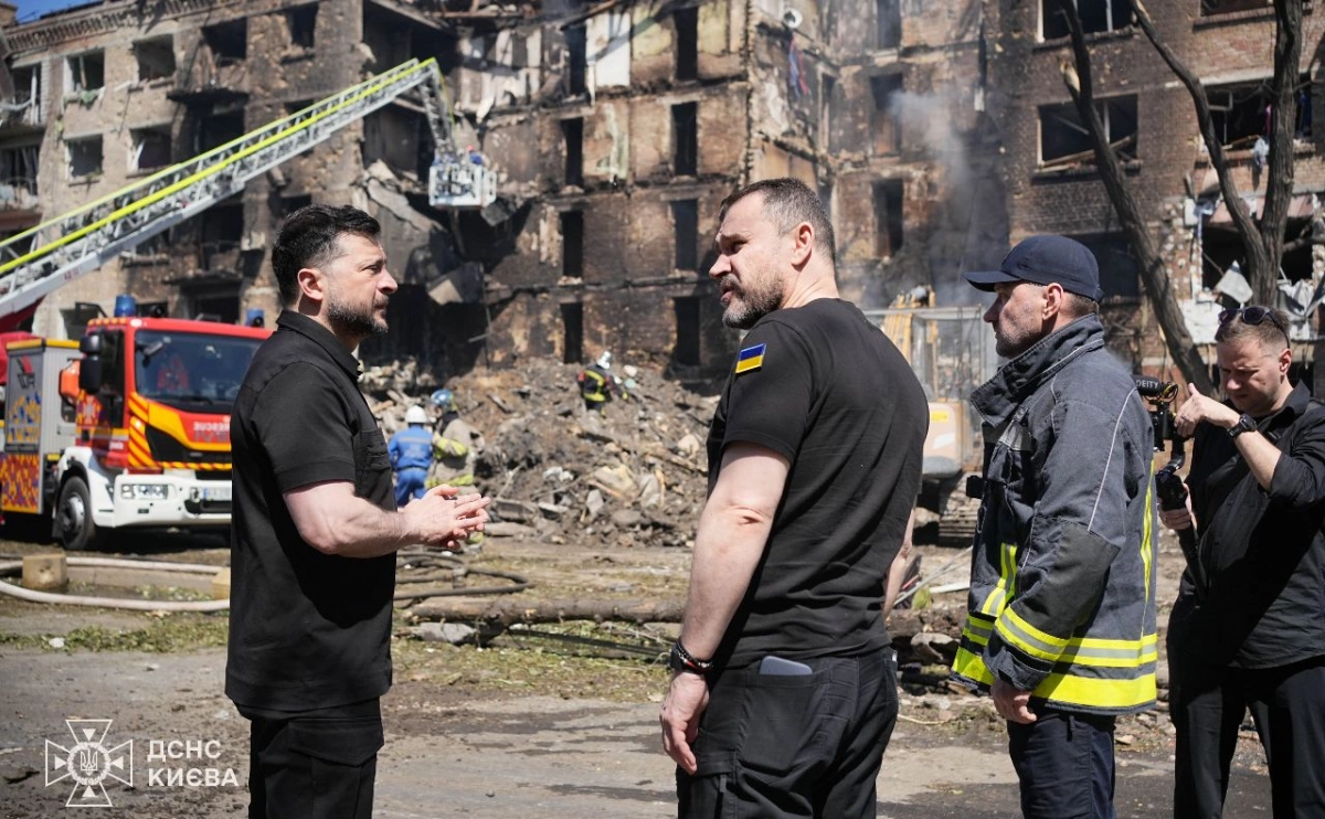 Зеленський оглянув руйнування у Києві після ракетного удару