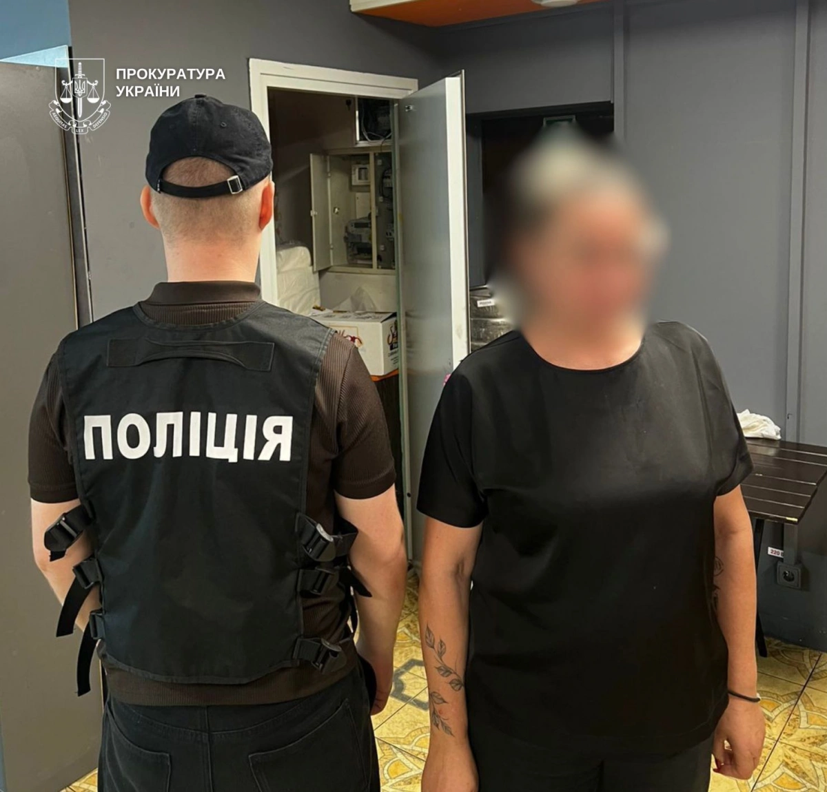 У Києві затримали жінку за схему з «бронюванням» за 18 тисяч доларів