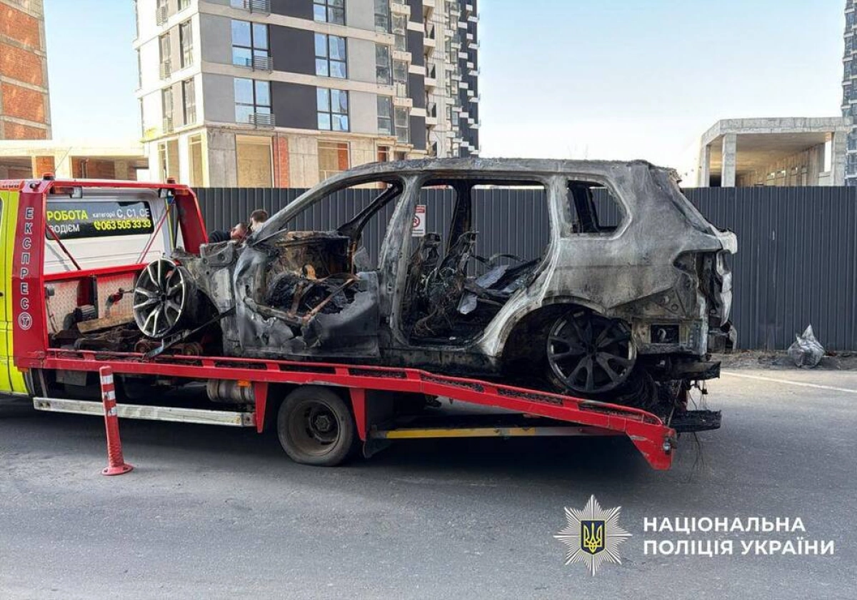 У Києві чоловік із рюкзаком кур’єра підпалив BMW бізнесмена: що відомо