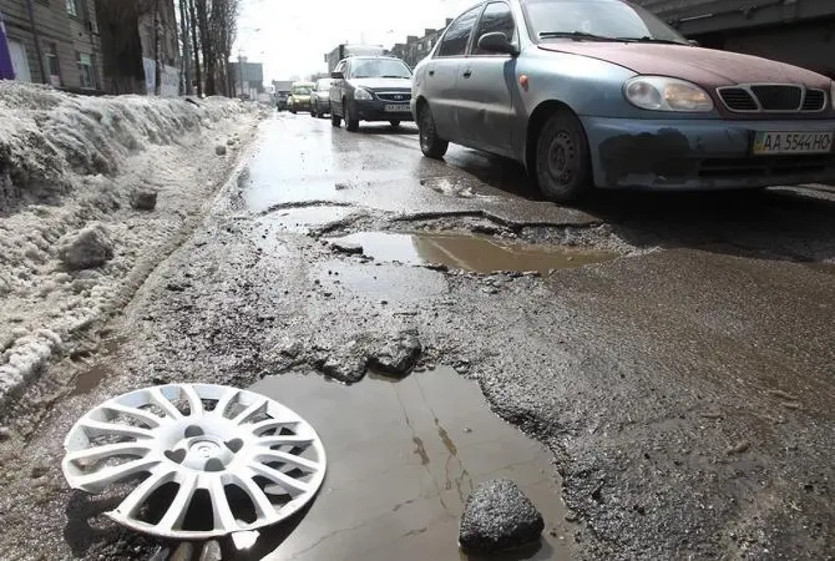 Через ями на дорогах у Києві сталося 63 ДТП у 2025 році: де найбільше аварій в Україні