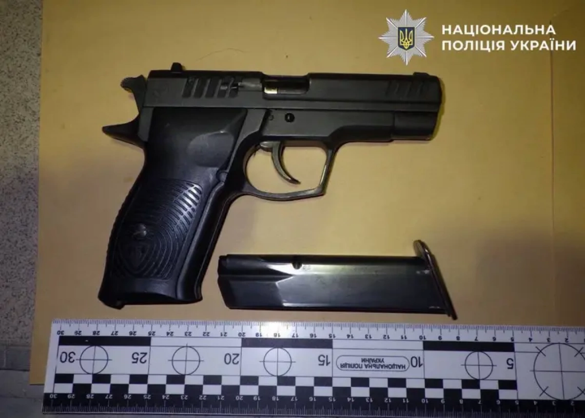 У Дніпровському районі Києва чоловік відкрив стрілянину у дворі багатоповерхівки