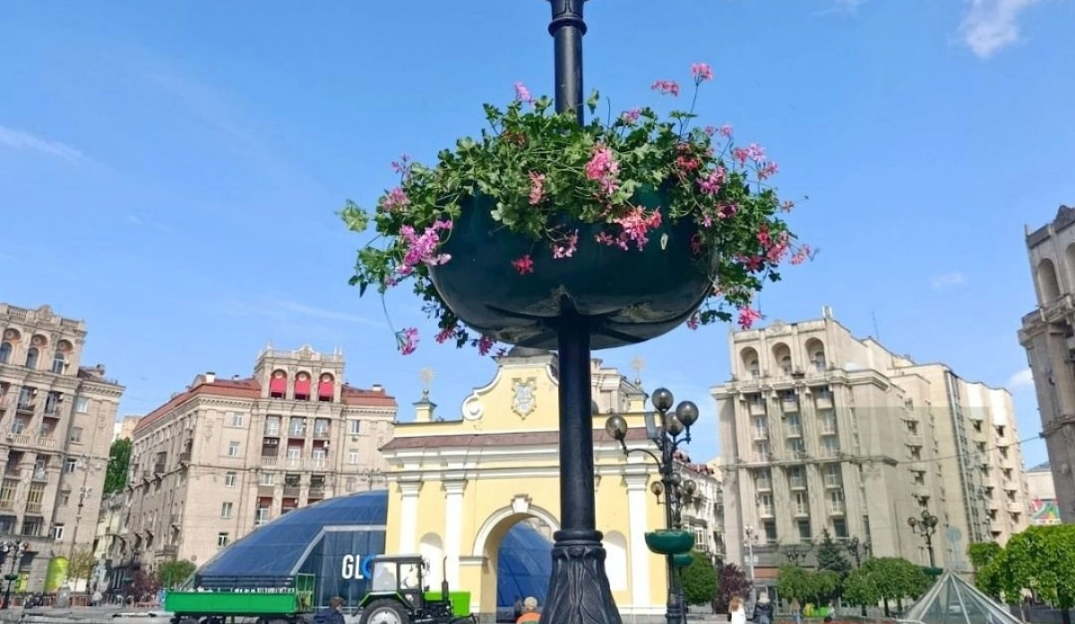 У Шевченківському районі Києва висадили ампельні квіти у сквері на Майдані та в парку Шевченка