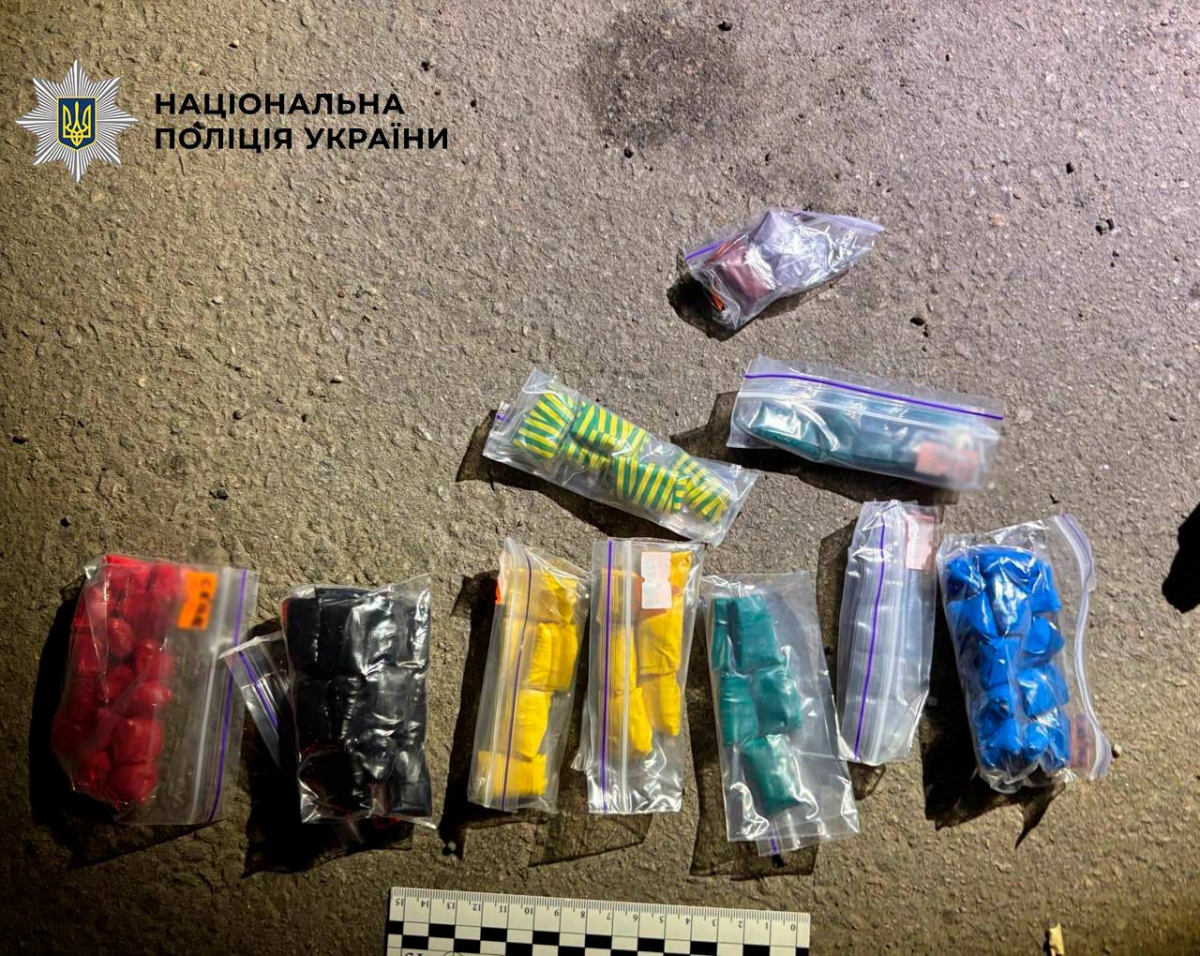 У Києві затримали наркокур’єра з майже 2 кг PVP та МДМА — справу розслідує прокуратура