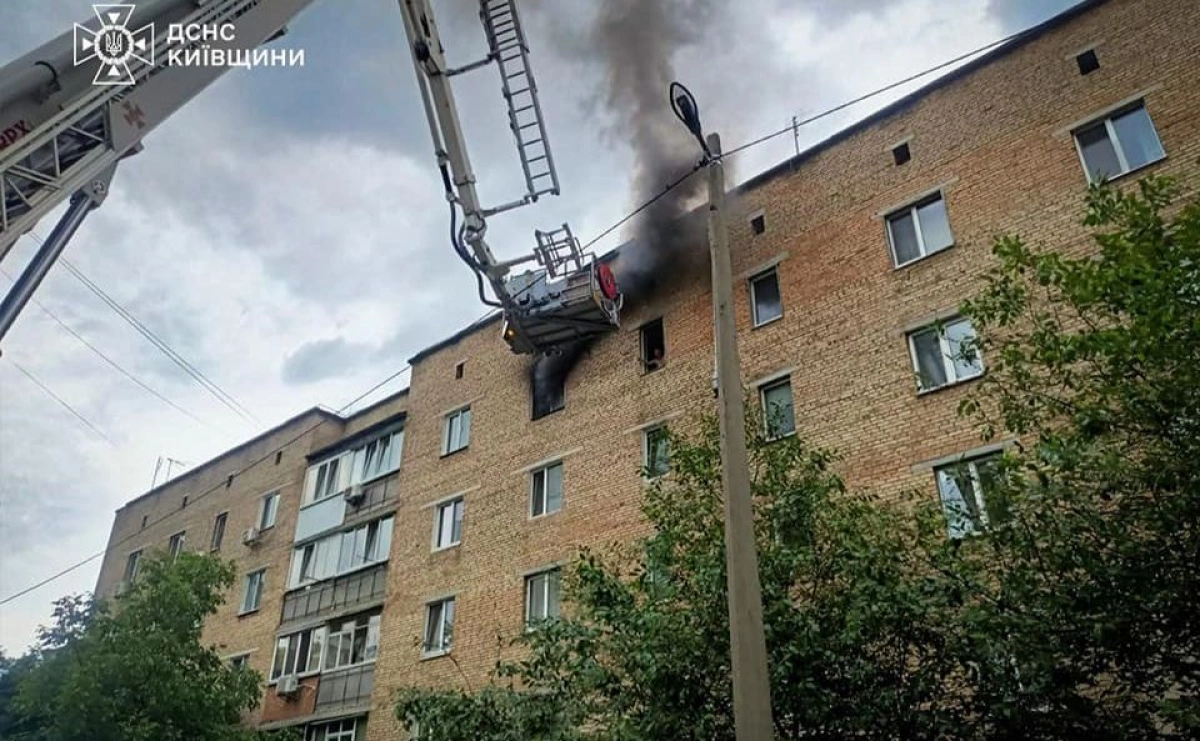 В Ірпені під час пожежі рятувальники зняли чоловіка з п’ятого поверху