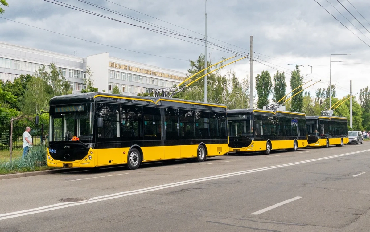 До Києва вперше за 5 років прибули нові тролейбуси PTS T12309