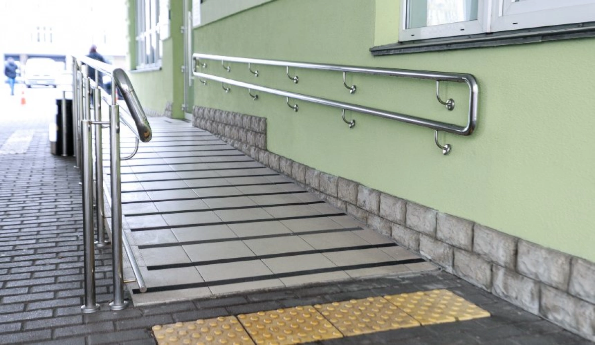 У Києві облаштують ще 25 безбар’єрних маршрутів до соціальних закладів: що зміниться