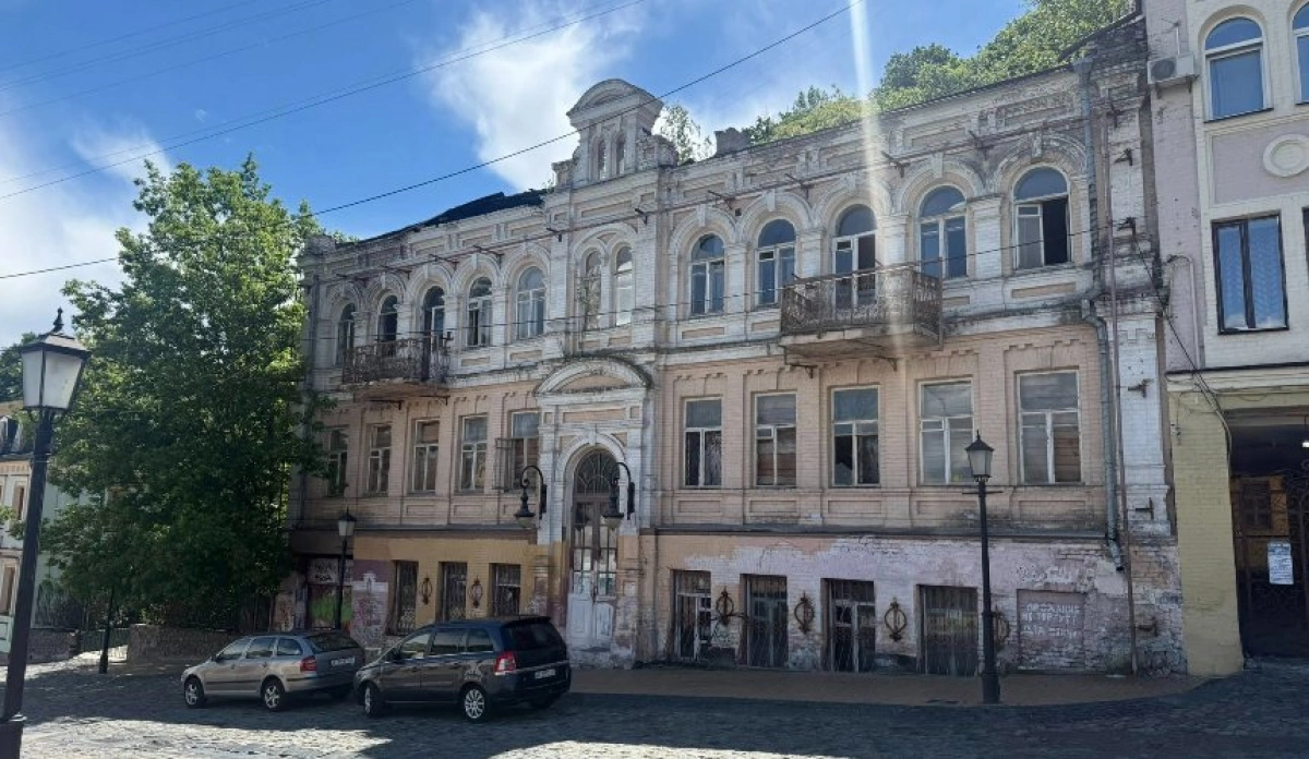 На Андріївському узвозі зняли банер із намальованим фасадом: що приховувала історична будівля