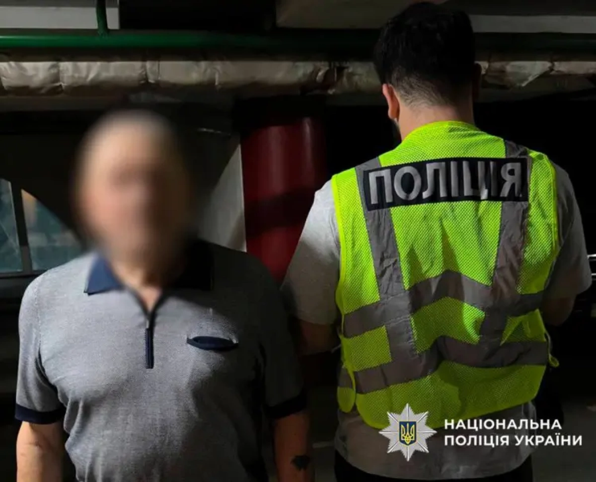 У Печерському районі Києва чоловік випадковим пострілом із рушниці тяжко поранив жінку