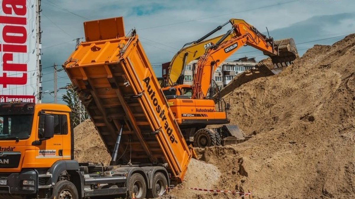 Біля метро «Чернігівська» у Києві повністю демонтували аварійний шляхопровід