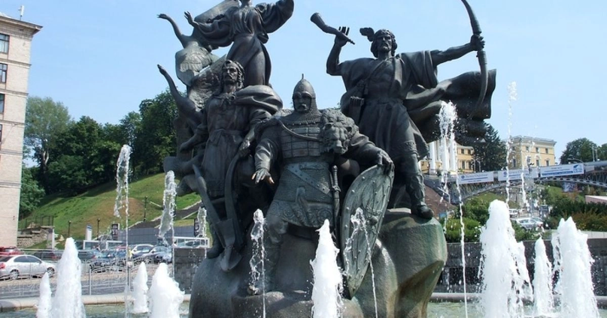 Київ святкує 1544-річчя під звуки сирен: як столиця проживає День міста під час війни
