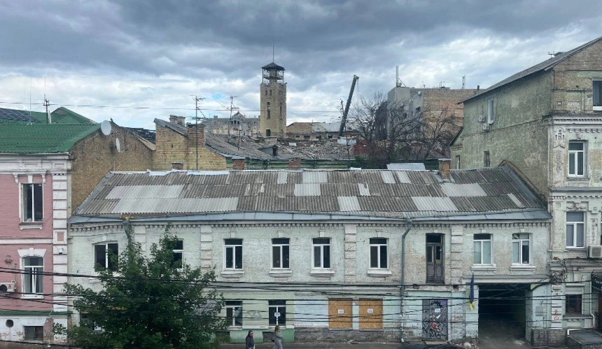 Пошкоджений обстрілом Будинок Солтанова в Києві накрили тимчасовим дахом