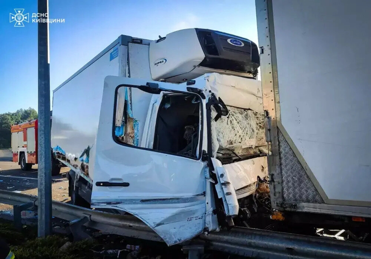 Потрійна ДТП на Фастівщині: рятувальники деблокували водія вантажівки після зіткнення