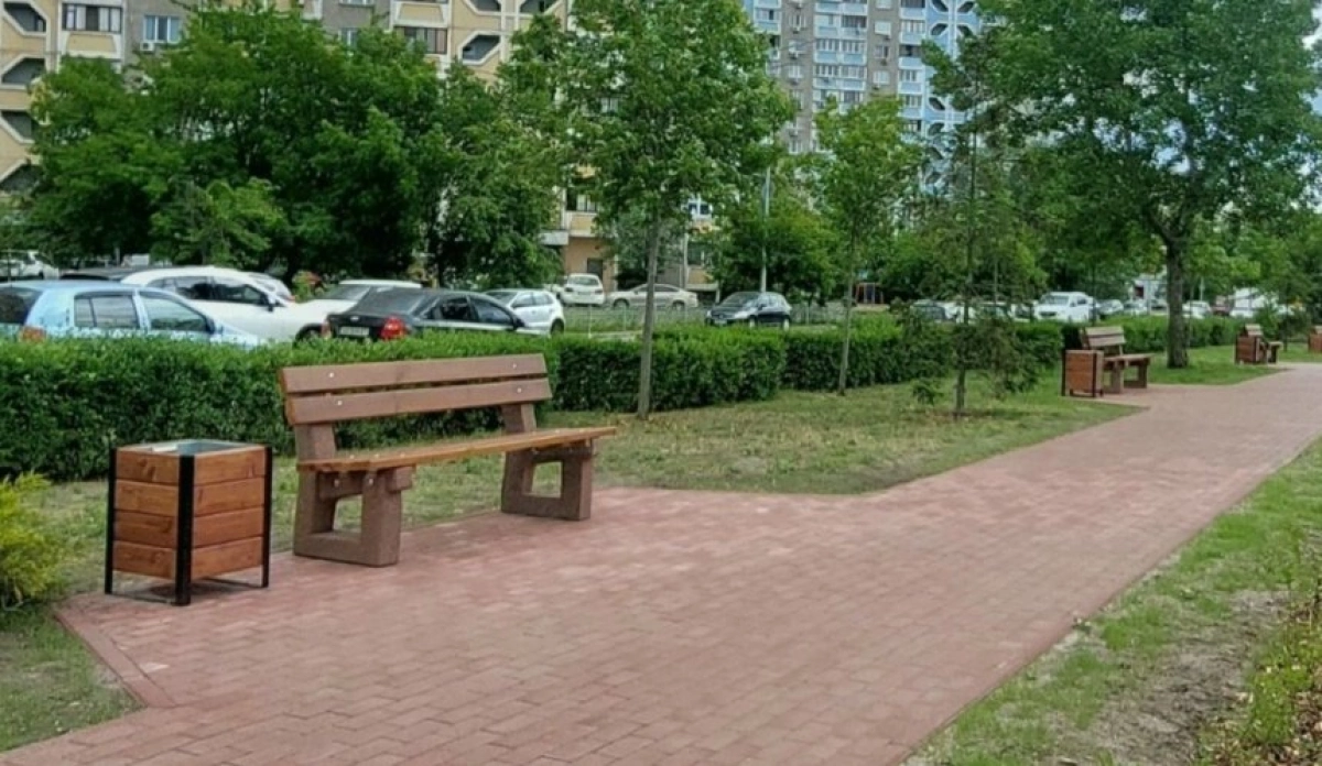 У Деснянському районі Києва відкрили новий кишеньковий сквер із сонячним освітленням