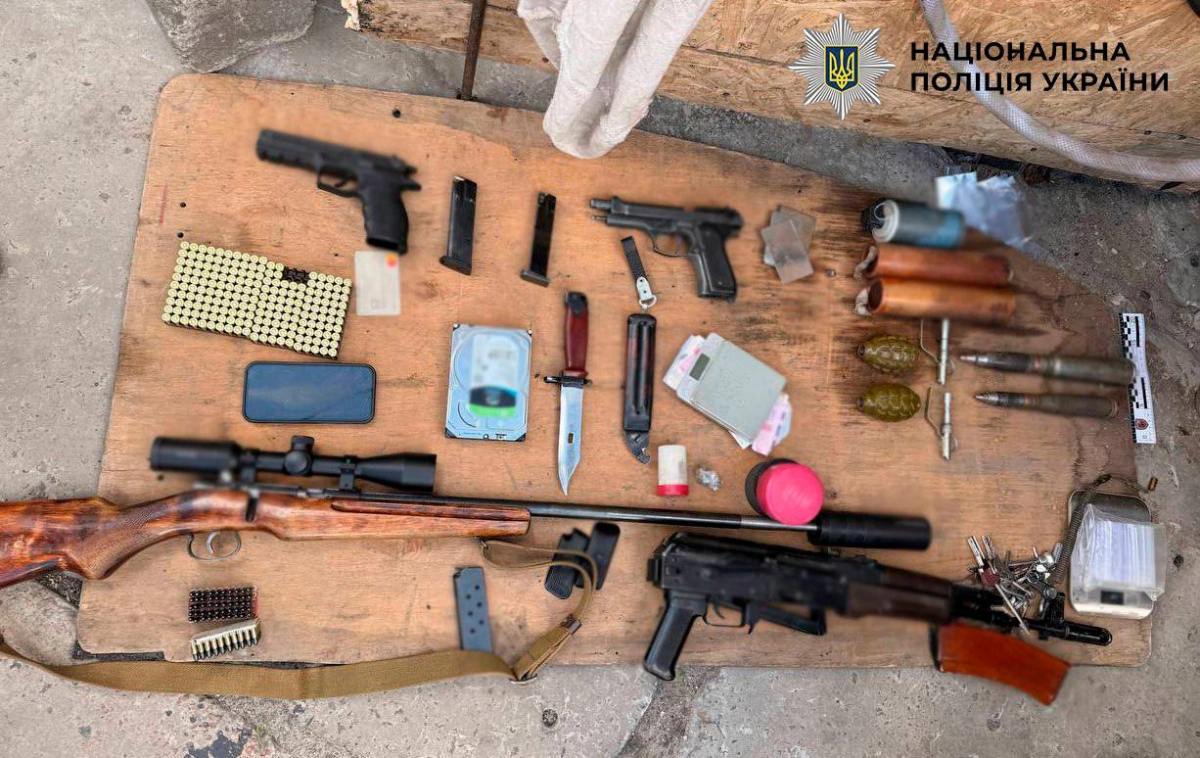 Штурм у гаражі в Києві: КОРД затримав наркоділка, який погрожував підірвати гранату Ф-1