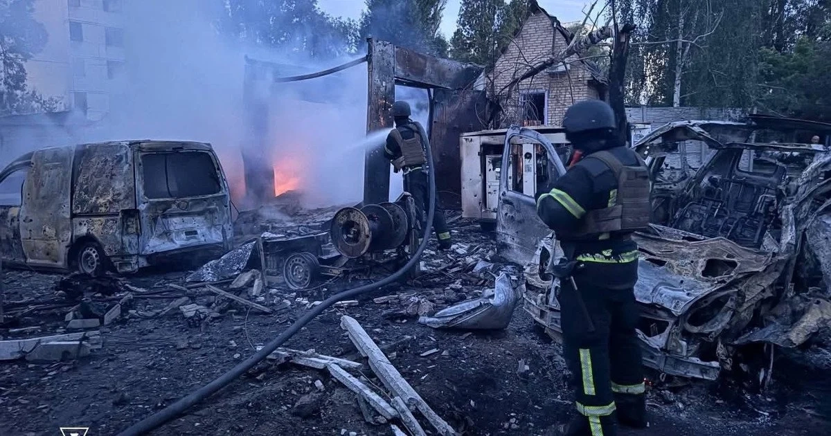 “Вибух, нас присипало”: мешканці Подолу розповіли, як вижили після удару по Києву