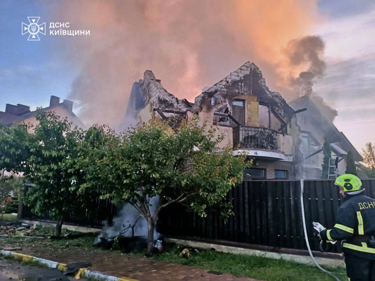 Пожежі в Бучі, Крюківщині та Софіївській Борщагівці: рятувальники ліквідовують наслідки нічної атаки на Київщину