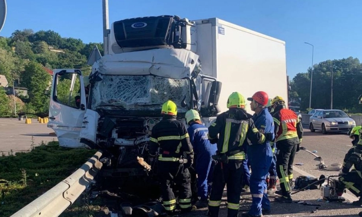 Смертельна ДТП на Київщині: водій вантажівки загинув після зіткнення з двома фурами