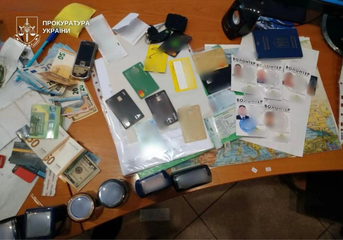У Києві засудили засновника фонду за схему незаконного виїзду за 12 тис. доларів