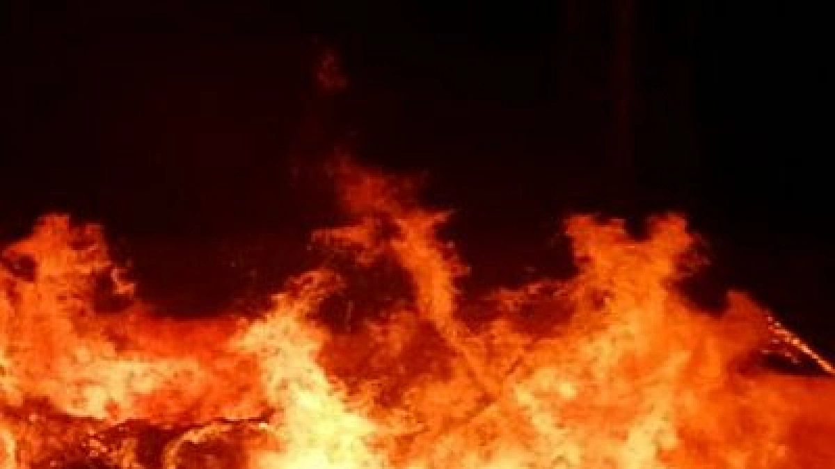 На Київщині спалахнула масштабна пожежа після серії вибухів