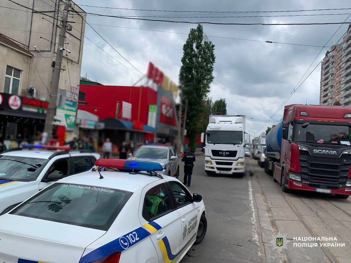 У Києві вантажівка на смерть збила 82-річну жінку: деталі ДТП