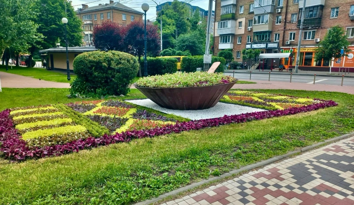 У Києві знову розквітнув квітник у вигляді українського борщу на вишитому рушнику