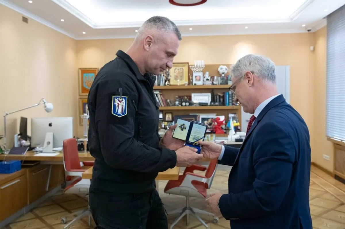 Кличко вручив послу Ізраїлю відзнаку «За сприяння обороні Києва»