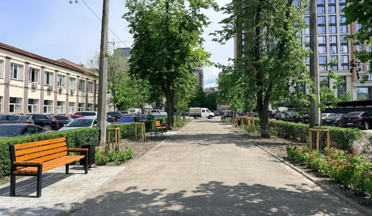 У Києві облаштували кишеньковий сквер біля ділового кварталу: як він виглядає