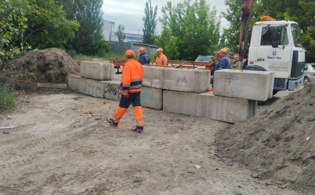 В Оболонському районі Києва прибирають стихійні сміттєзвалища: одну ділянку заблокували