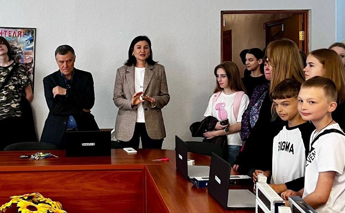 Столичні школи на Борщагівці отримали смарткласи від благодійників