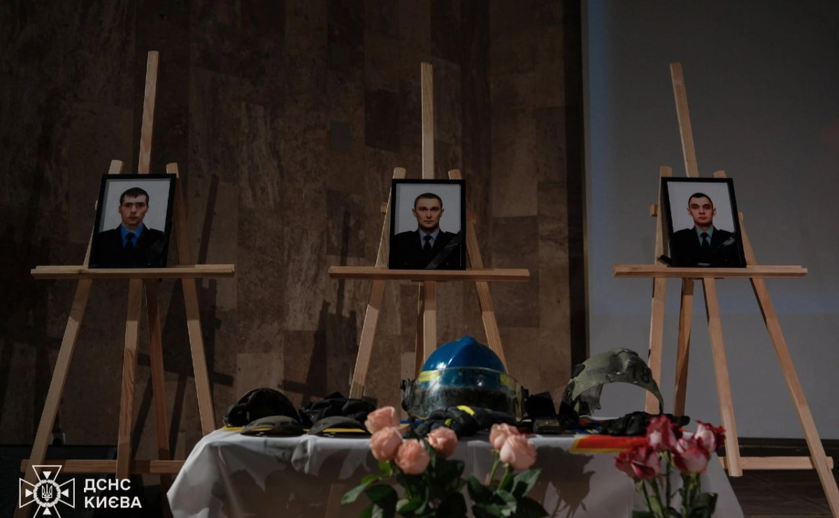У Києві вшанували пам’ять загиблих рятувальників: рік після трагедії під час обстрілу Солом’янського району