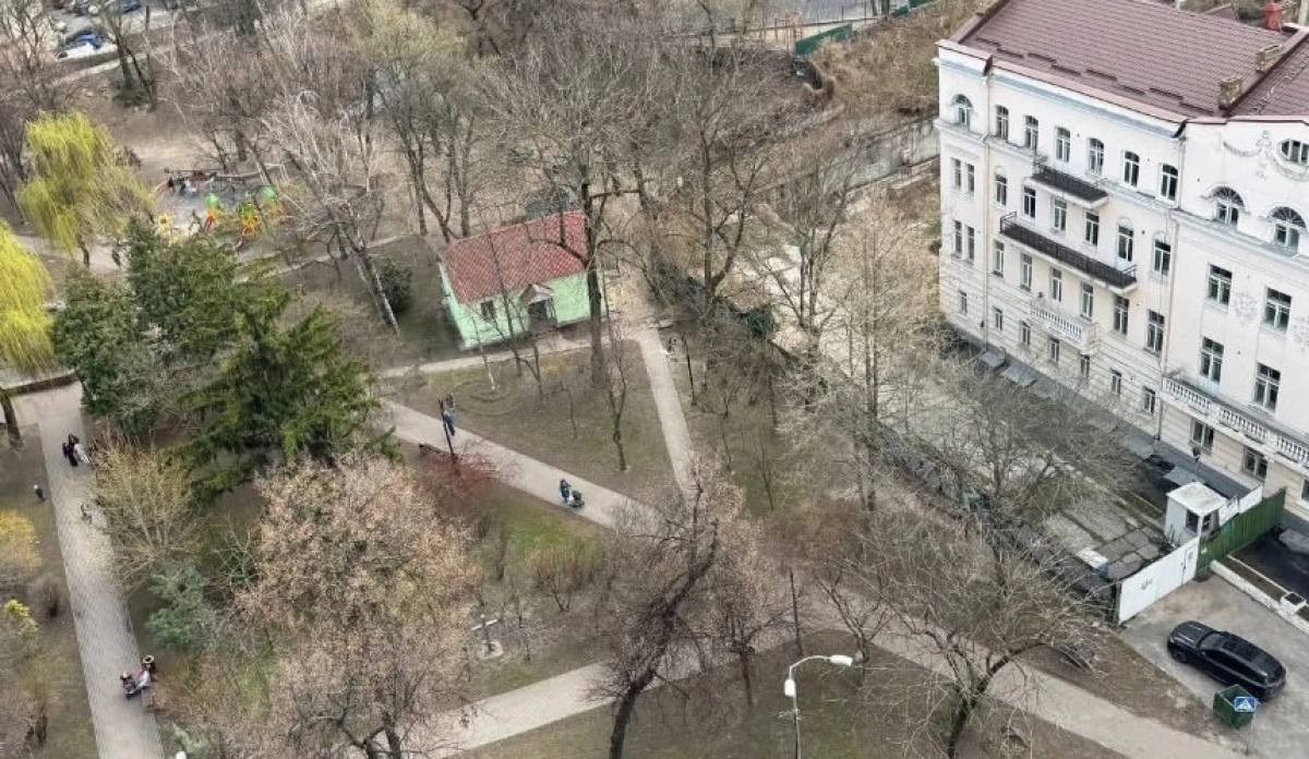 У Києві урізали межі Літературного скверу: частину зеленої зони передали під забудову