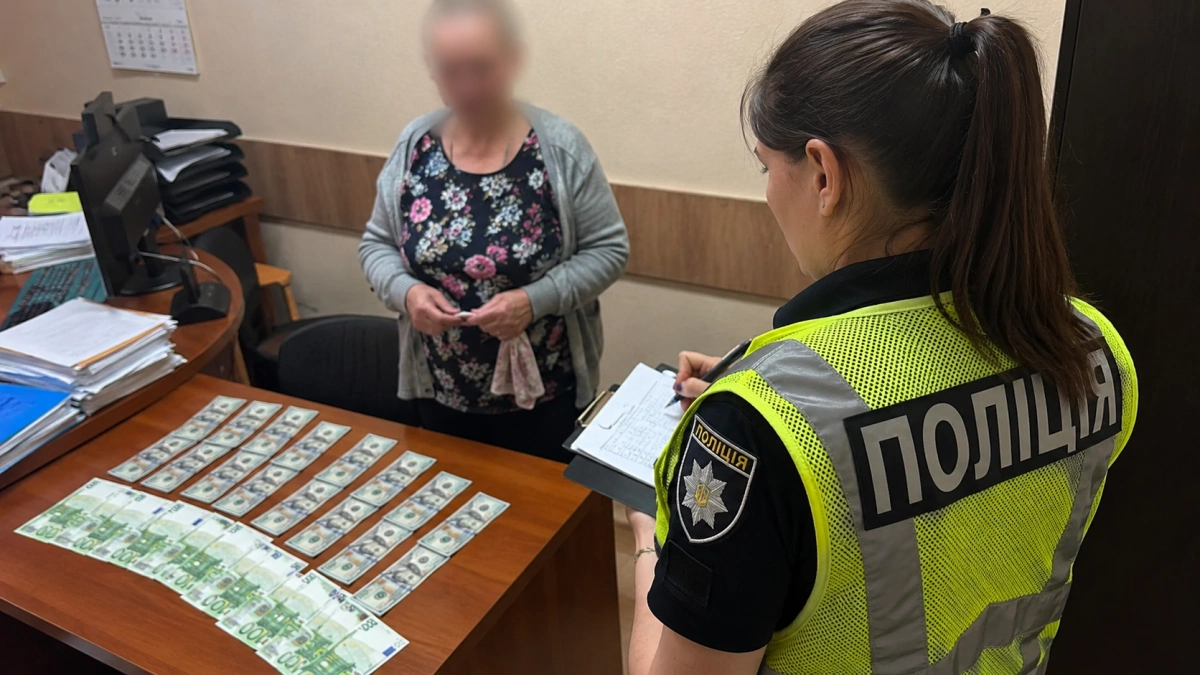 Київська поліція повернула пенсіонеркам понад 1 млн грн, виманених псевдоспівробітниками СБУ