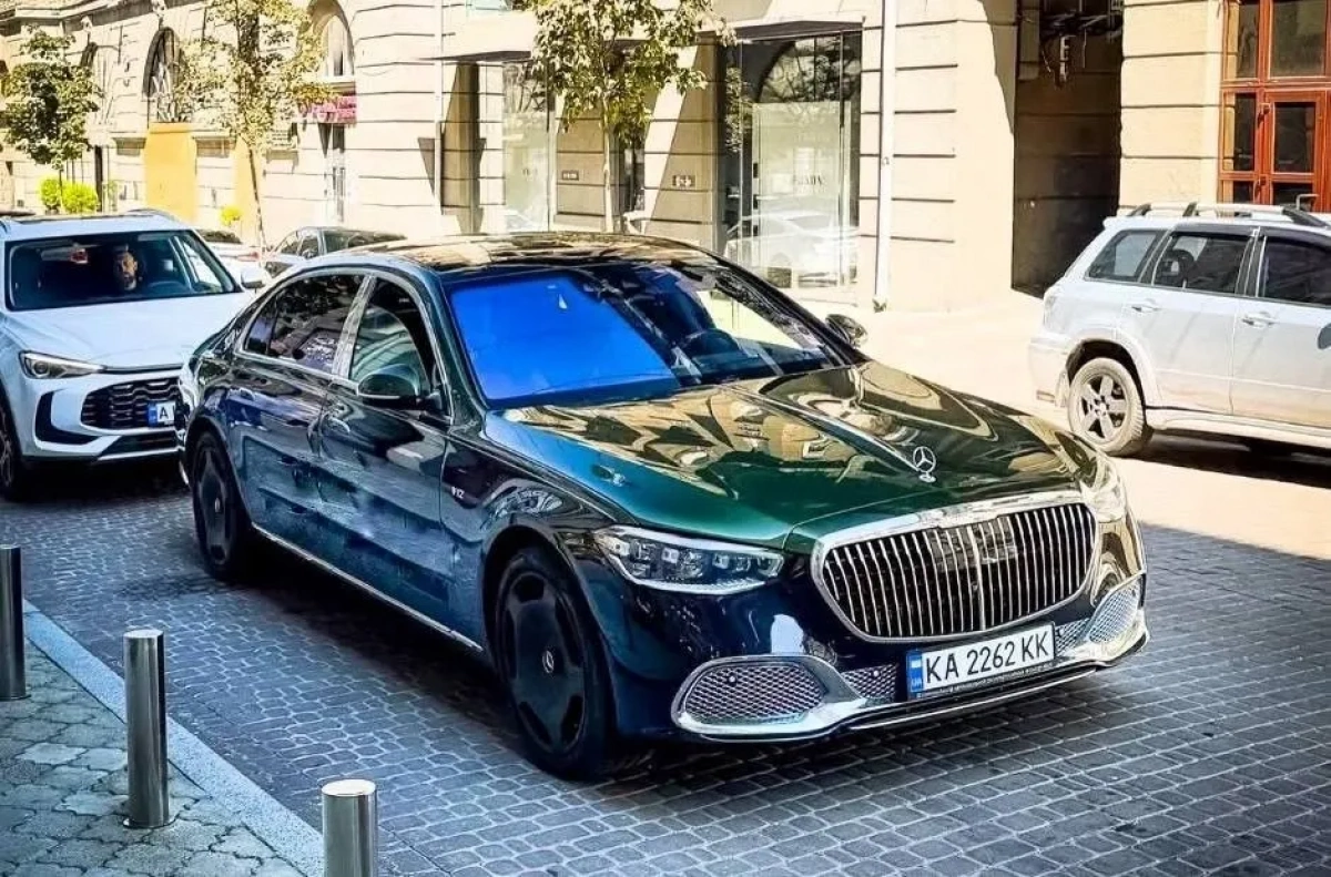 У Києві помітили Maybach за $350 тисяч: кому належить рідкісне авто і що відомо про власника